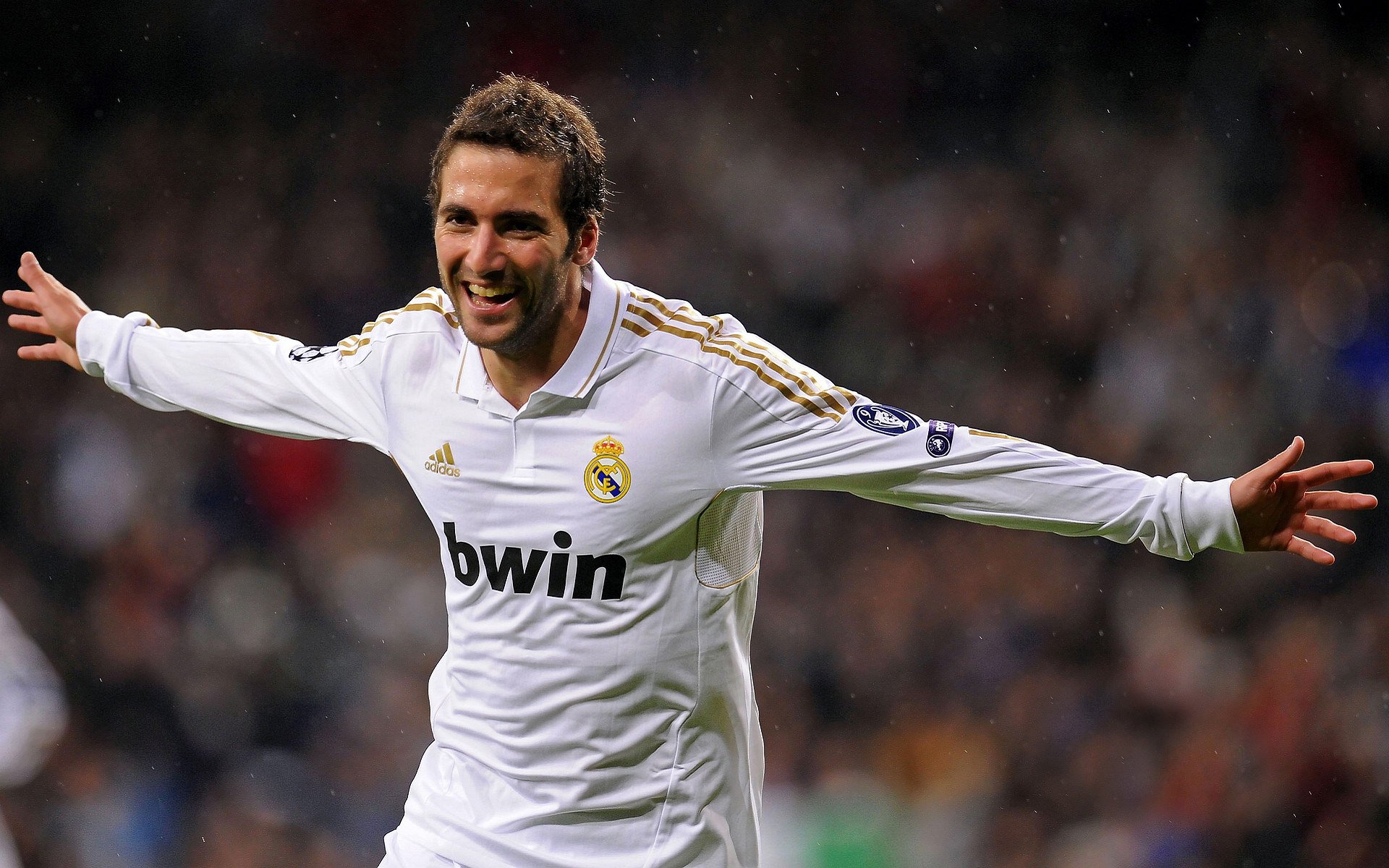 绿茵场险胜与乒乓台刷新，体育之夜的激情交响